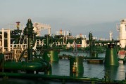 兼祧之妻国际油价周二收高 地缘政治担忧与美元走弱双重支撑