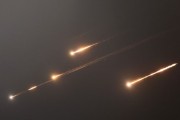 兼祧之妻伊朗以导弹齐射回应以色列的大规模袭击